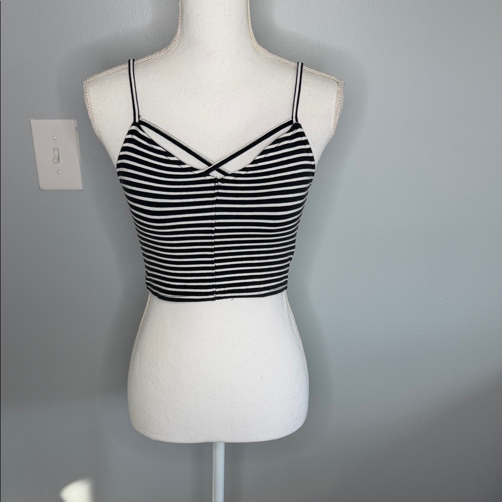 Hollister Black and White Women's Crop Top size small